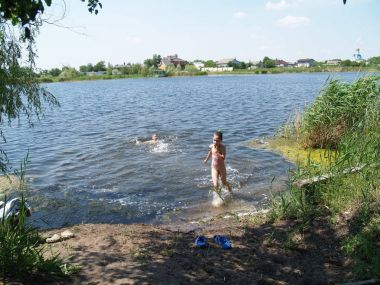 Çocuk nehirde yıkanmak