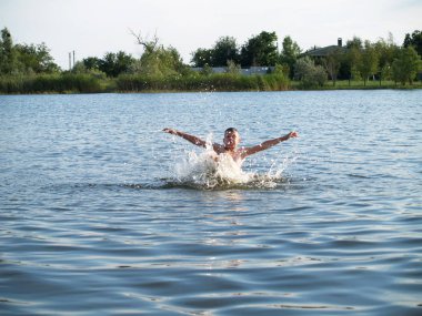 Çocuk nehirde yıkanmak