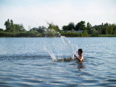 Çocuk nehirde yıkanmak