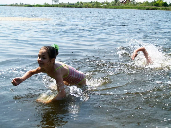 Les enfants se baignent dans la rivière — Photo