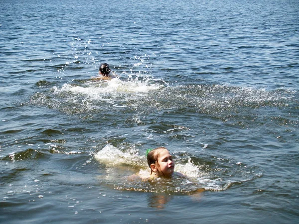 As crianças tomam banho no rio — Fotografia de Stock