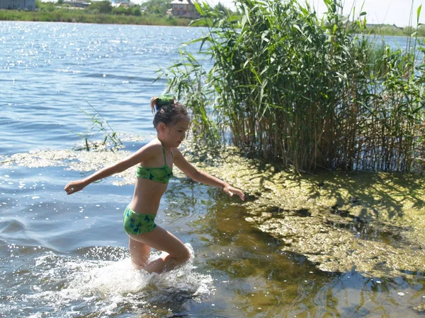 Les enfants se baignent dans la rivière — Photo