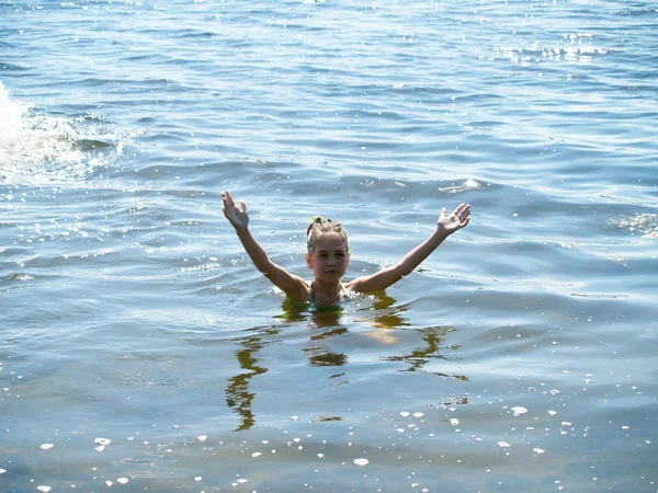 Діти купаються в річці — стокове фото