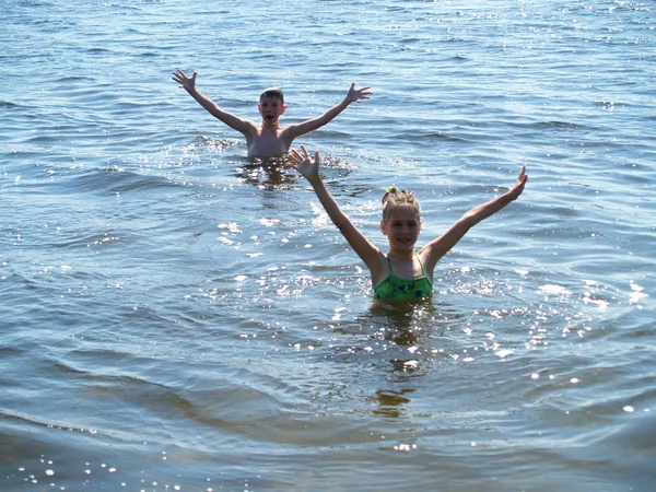 Kinderen baden in de rivier — Stockfoto