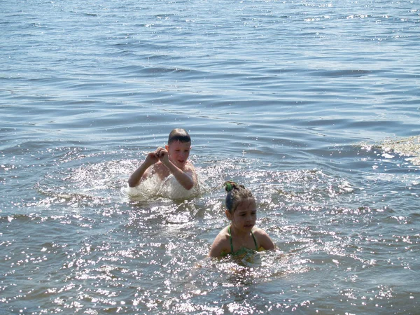 Kinder baden im Fluss — Stockfoto