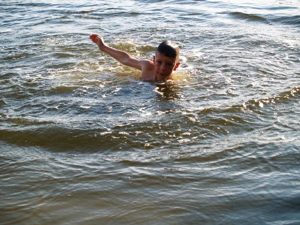 Kinder baden im Fluss — Stockfoto