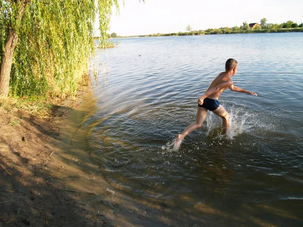 Kinder baden im Fluss — Stockfoto