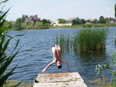 Çocuk nehirde yıkanmak