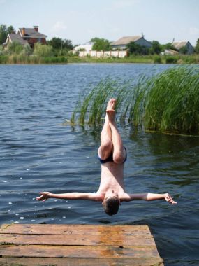 Çocuk nehirde yıkanmak