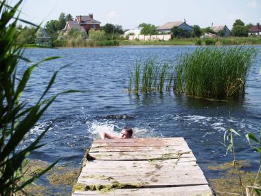 Çocuk nehirde yıkanmak