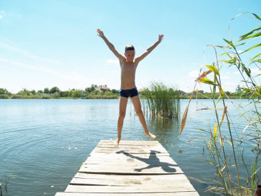 Çocuk nehirde yıkanmak