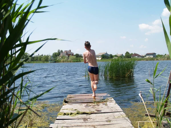 Kinder baden im Fluss — Stockfoto