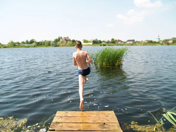 Barnen badar i floden — Stockfoto