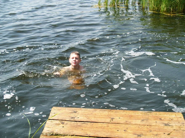 Barnen badar i floden — Stockfoto