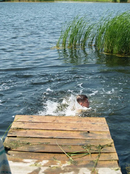 I bambini si bagnano nel fiume — Foto Stock