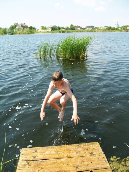 Gyermekek fürdeni a folyóba — Stock Fotó