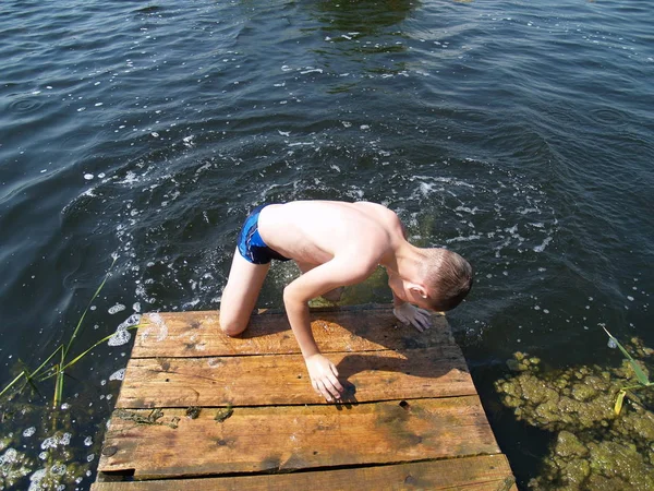 Kind badet im Fluss — Stockfoto