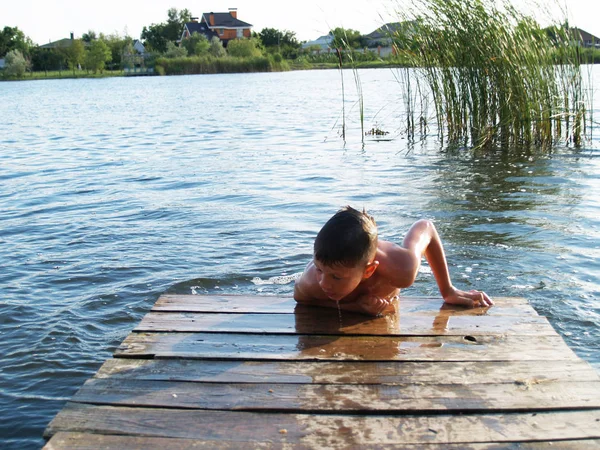 Niño se baña en el río — Foto de Stock