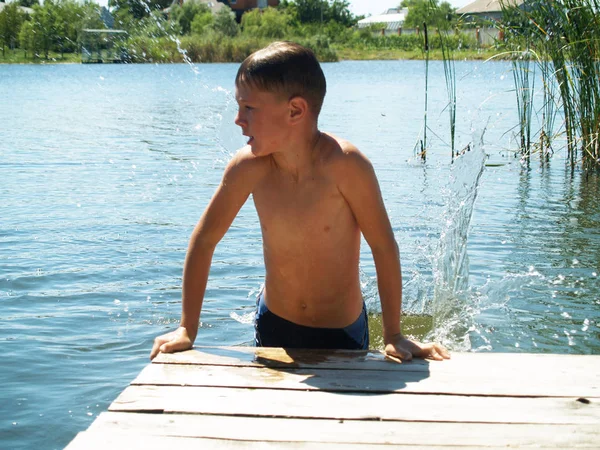 Bambino bagna nel fiume — Foto Stock