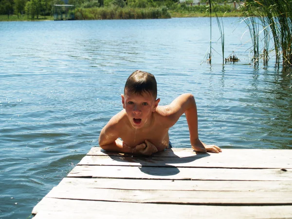 Barnet badar i floden — Stockfoto