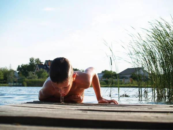 Kind baadt in de rivier — Stockfoto