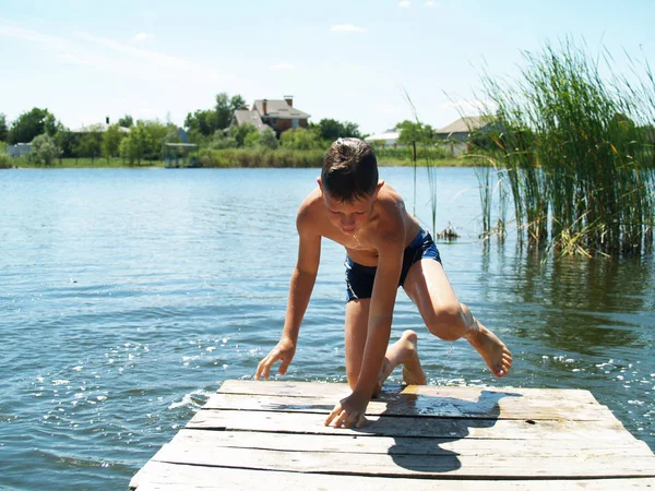 Kind badet im Fluss — Stockfoto