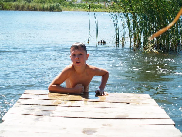 Niño se baña en el río — Foto de Stock