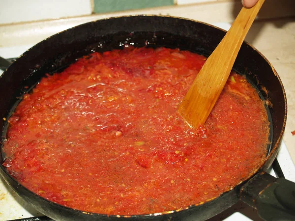 Подготовка томатного кетчупа — стоковое фото