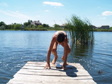 Çocuk nehre banyoları
