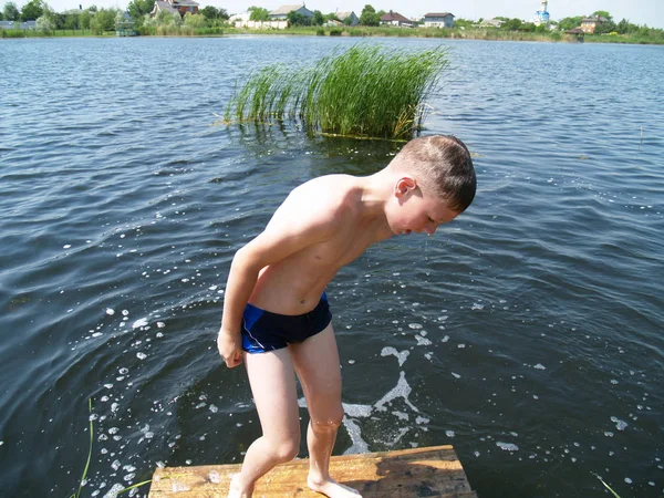 Child bathes in the river — Stock Photo, Image