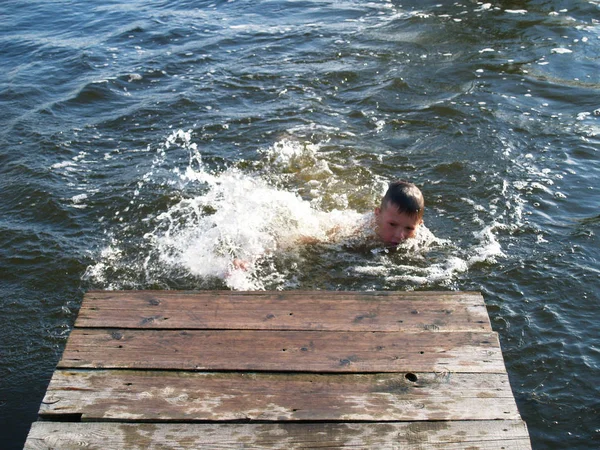 Kind badet im Fluss — Stockfoto