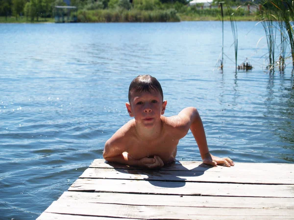 Bambino bagna nel fiume — Foto Stock