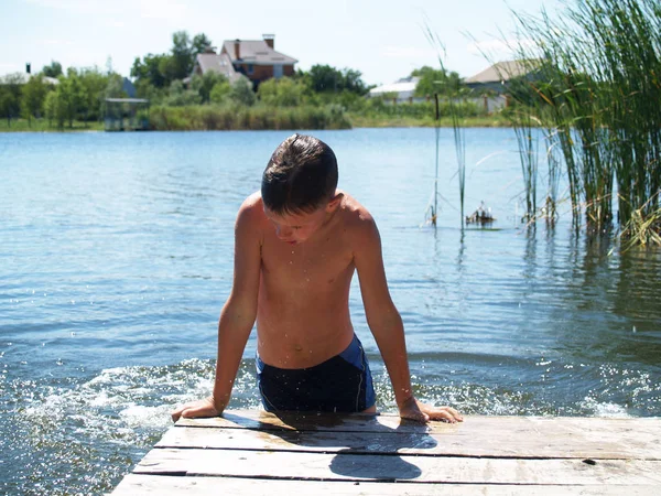 Barnet badar i floden — Stockfoto