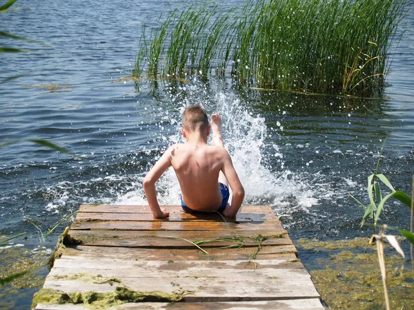 Kind badet im Fluss — Stockfoto
