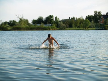 Çocuk nehirde yıkanmak