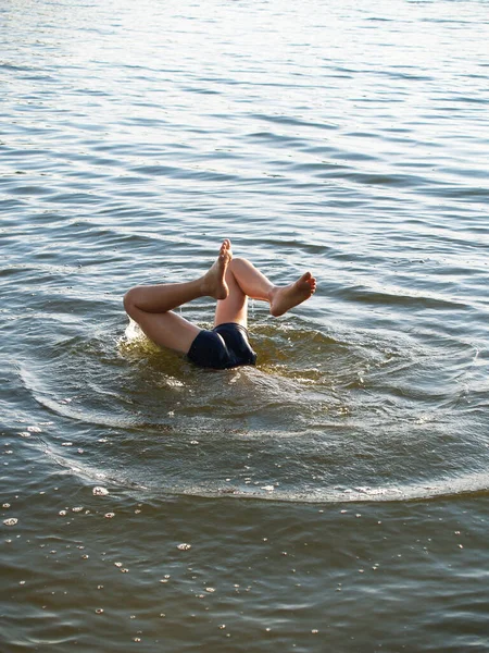 Barnen badar i floden — Stockfoto