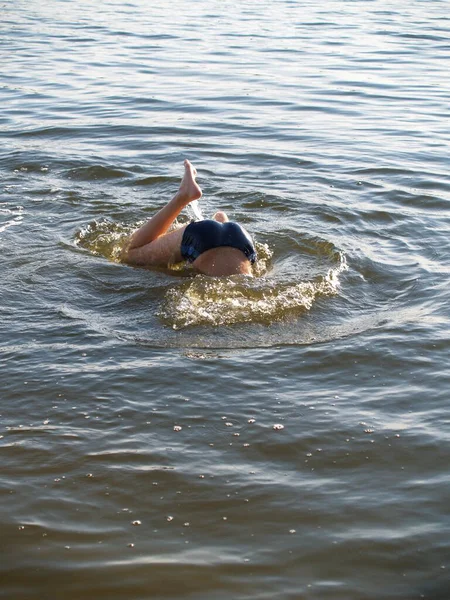 Barnen badar i floden — Stockfoto