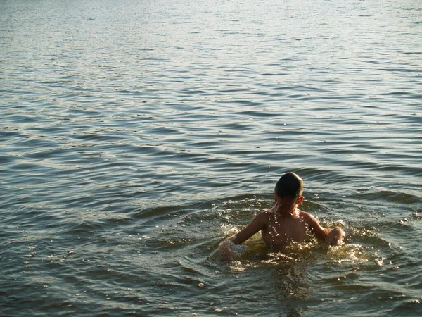 Kinderen baden in de rivier — Stockfoto