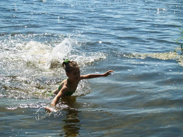 I bambini si bagnano nel fiume — Foto Stock