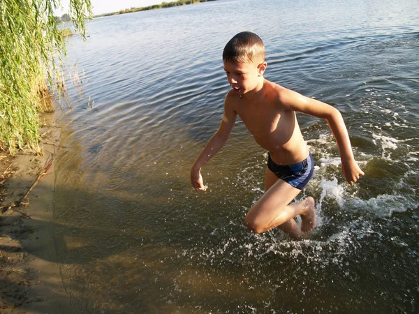 Los niños se bañan en el río — Foto de Stock