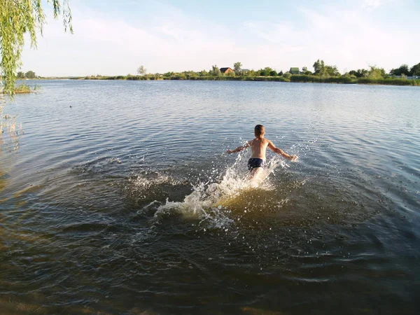 Les enfants se baignent dans la rivière — Photo