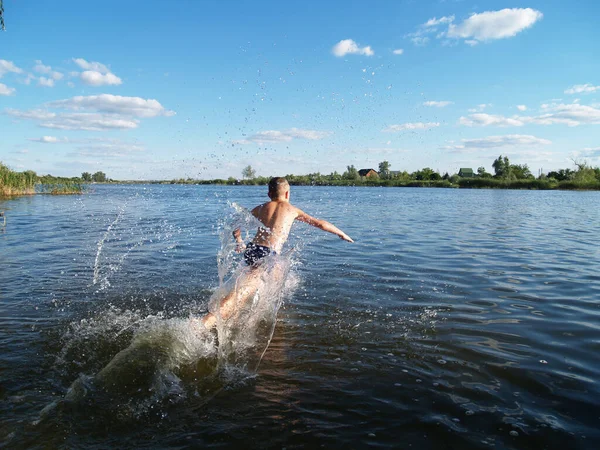 Діти купаються в річці — стокове фото