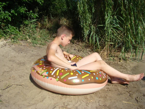 Φουσκωτός Κύκλος Μορφή Ντόνατ Για Διασκέδαση Στο Νερό — Φωτογραφία Αρχείου