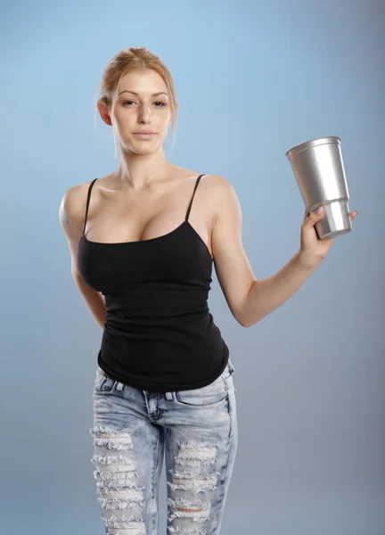 Donna in jeans che tiene bevanda — Foto Stock