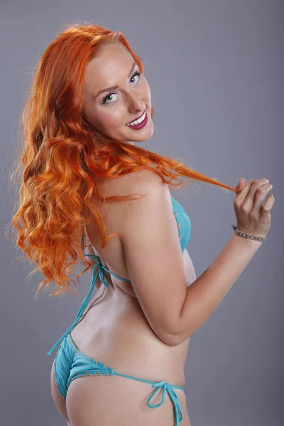 Turkuaz Bikini Parlak Kızıl Saçlı — Stok fotoğraf