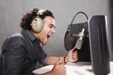 Genç Afro-Amerikan radyo ev sahibi