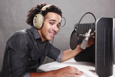 Genç Afro-Amerikan radyo ev sahibi
