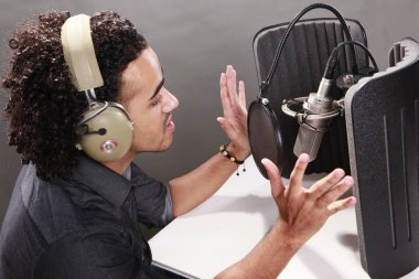 Genç Afro-Amerikan radyo ev sahibi