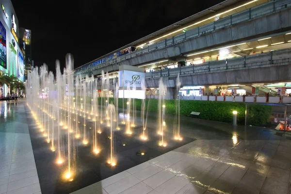 Landmark szökőkút előtt Siam Paragon bevásárlóközpont Bts Skytrain háttérben — Stock Fotó