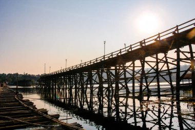 Saphan Pzt (Mon köprü), şarkı Karia nehir su ile yansıtan Köyü büyük eski ahşap köprüden Kanchanaburi, Tayland Sangklaburi semtinde yer alan
